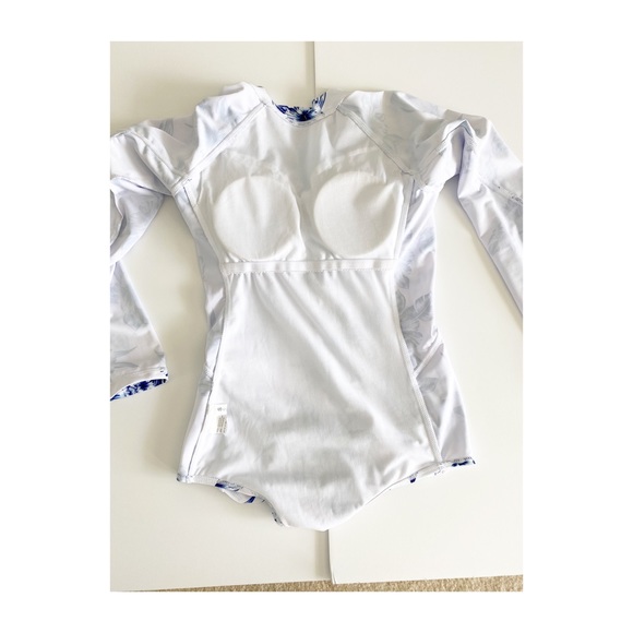 Long sleeve one piece Swimsuit - Picture 3 of 14